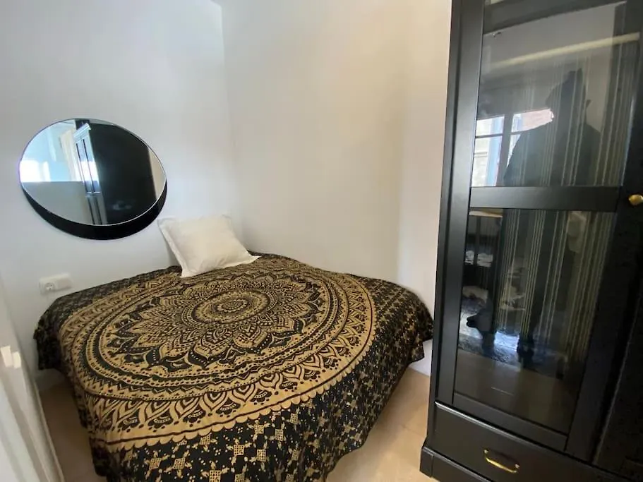 Double Room With Inside Window In Shared Apartment Barcelona Španělsko