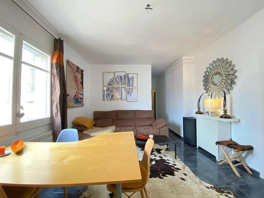 Double Room With Inside Window In Shared Apartment Barcelona